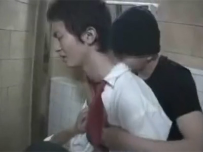 【ゲイ動画】細身の学生が2人の男にトイレの中で犯されてアナルセックスもして絶頂させられる！