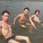 【無修正ゲイ動画】3人の男が海で遊んだ後にホテルに行ってフェラチオをしながら愛し合う姿が見られる！