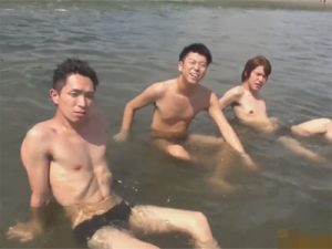 【無修正ゲイ動画】3人の男が海で遊んだ後にホテルに行ってフェラチオをしながら愛し合う姿が見られる！