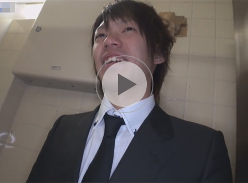 【無修正ゲイ動画】素人男性に公衆トイレの中でオナニーをしてもらって射精姿を見せてもらう！