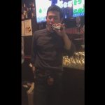 【無修正ゲイ動画】スナックでチンコを出してオナニーをしながら他の客に見られながら歌っている男の姿が見られる！