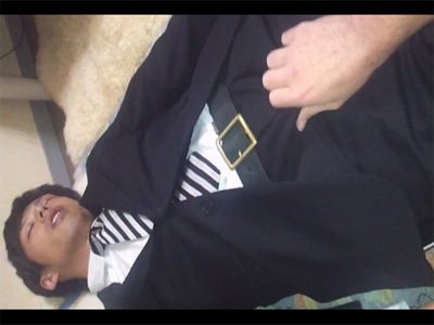 【ゲイ動画】スーツを着用している状態で眠っている男がチンコをズボンの上から握られ続けてしまう！
