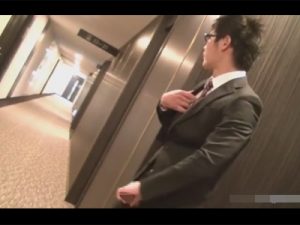 【ゲイ動画ビデオ】露出好きのメガネのインテリスーツリーマンが綺麗なビルに潜入し人知れずこそこそとオナニーする！