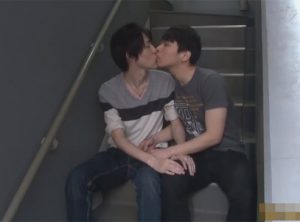 【無修正ゲイ動画】人気がいない階段で2人の可愛い系がキスをしまくった後に部屋の中でフェラチオをしまくる！