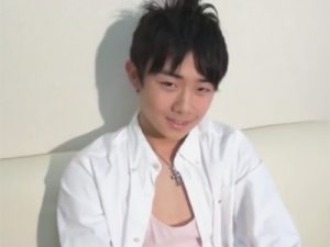 【ゲイ動画ビデオ】中学生のような無邪気さが可愛いスリ筋の18歳を渋谷でナンパし高速手コキでイカせる！