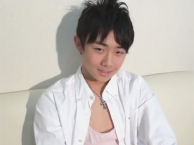 【ゲイ動画】中学生のような無邪気さが可愛いスリ筋の18歳を渋谷でナンパし高速手コキでイカせる！