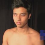 【ゲイ動画】短髪で目つきが鋭い男が全裸で直立不動の状態でフェラや手コキで犯されてザーメンを出されちゃう！