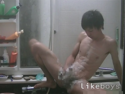【ゲイ動画】スジ筋の男がお風呂で体を洗いながらお尻の毛の処理をしてオナニーも楽しんでしまうww