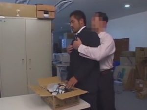 【ゲイ動画ビデオ】坊主のイモ系サラリーマンがオフィスでマッチョの男とアナルセックスをし続ける！