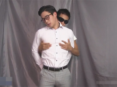 【ゲイ動画】腕を拘束されながら立っているマッチョの男がゴーグルマンに全身をいじられて感じてしまう！