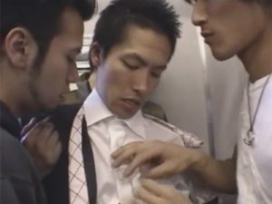 【ゲイ動画ビデオ】満員電車の中で痴漢に囲まれながら陵辱されて苦しみ続ける男の姿が見られちゃう！