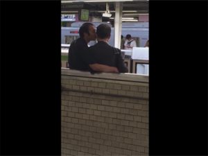 【ゲイ動画】駅のホームで中年ホモカップルを盗撮！自分たちだけの世界に浸っていて人目も気にせずキスを交わす！