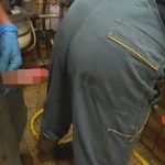 【無修正ゲイ動画】工場らしき場所で仕事着のまま盛る素人！ウケのズボンには穴が空いておりいつでもどこでも種マン提供！