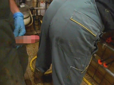 【無修正ゲイ動画】工場らしき場所で仕事着のまま盛る素人！ウケのズボンには穴が空いておりいつでもどこでも種マン提供！