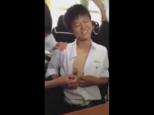 【ゲイ動画ビデオ】とある中学校の休み時間にノンケの中学生が乳首を筆で刺激されてくすぐったさと気持ち良さを感じる様子！