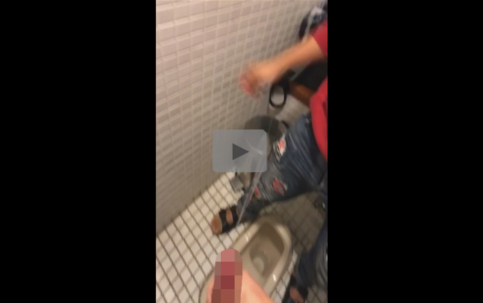 【無修正ゲイ動画】トイレの中でザーメンを大量に噴射して他の男にかける変態の姿が見られる！