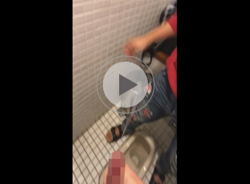 【無修正ゲイ動画】トイレの中でザーメンを大量に噴射して他の男にかける変態の姿が見られる！